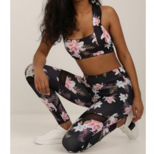 Bộ đồ thể thao màu đen